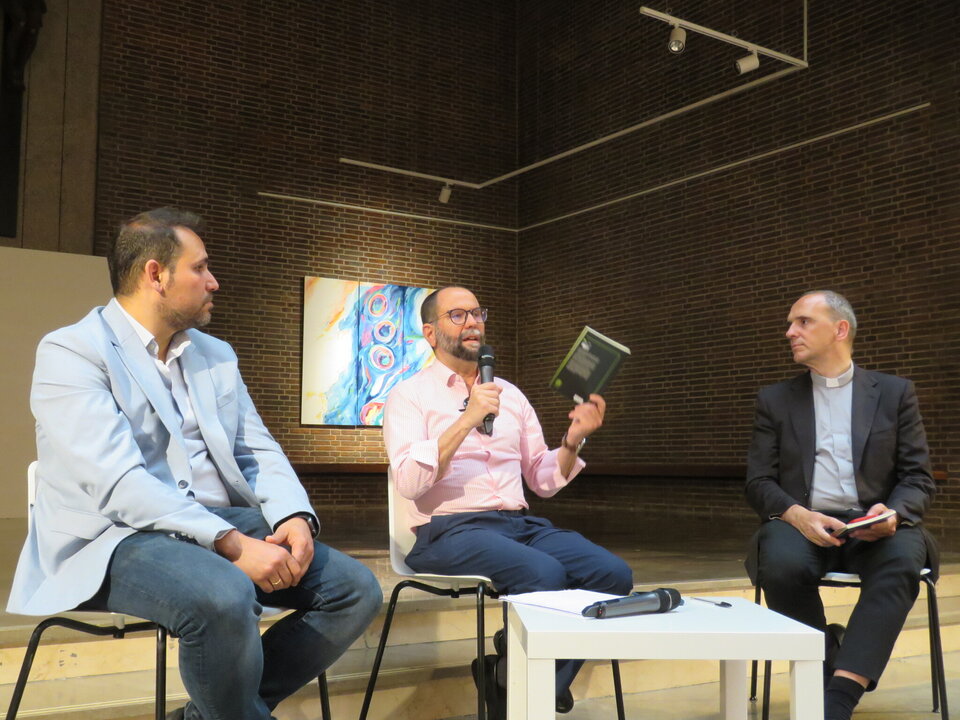 Los intervinientes durante el debate posterior a la presentación del libro