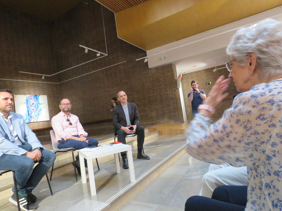 A la derecha, María Ángeles Almacellas, crítica de cine y directora de CinemaNet-Madrid, durante su intervención