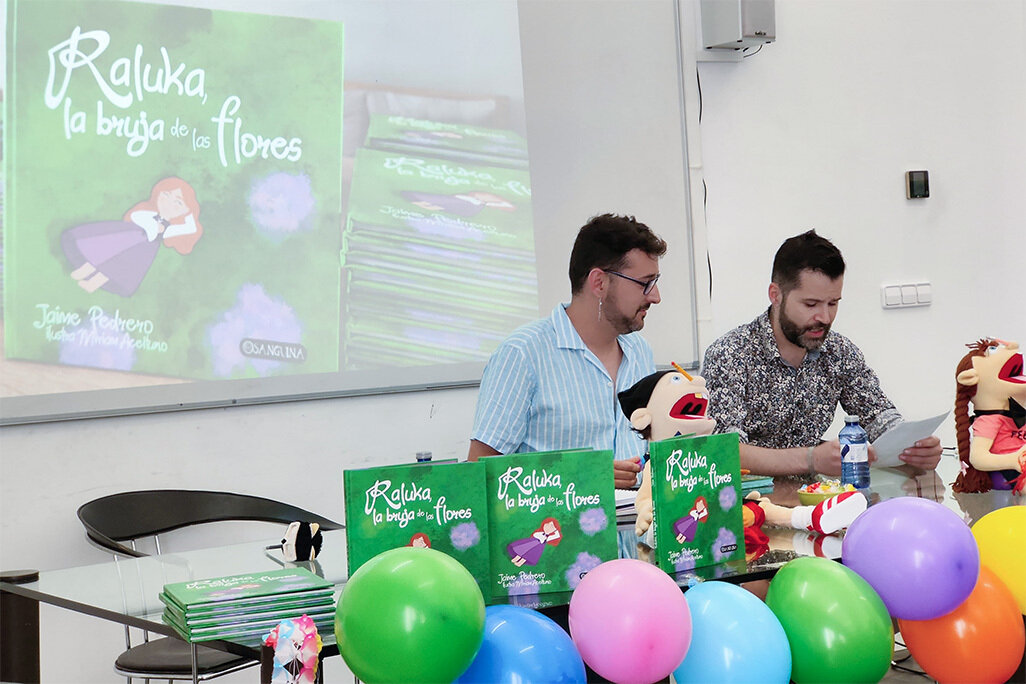 El autor, escuchando las palabras que, de corazón, le dedicó su hermano Cristian