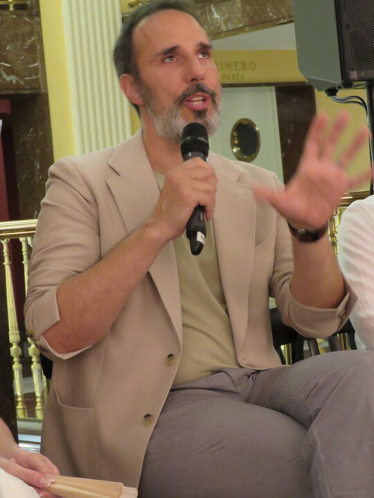 El barítono Cesar San Martin, Juan de Eguía, dueño de la taberna en la representación