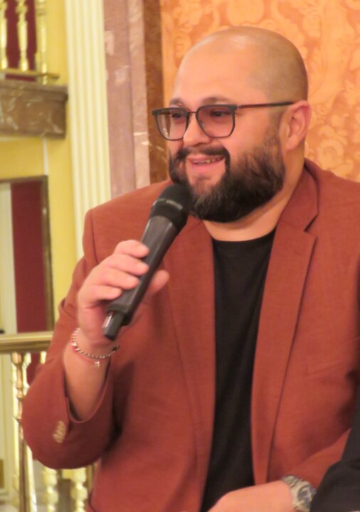 El tenor Celso Albelo, que interpreta a Leandro, joven marinero