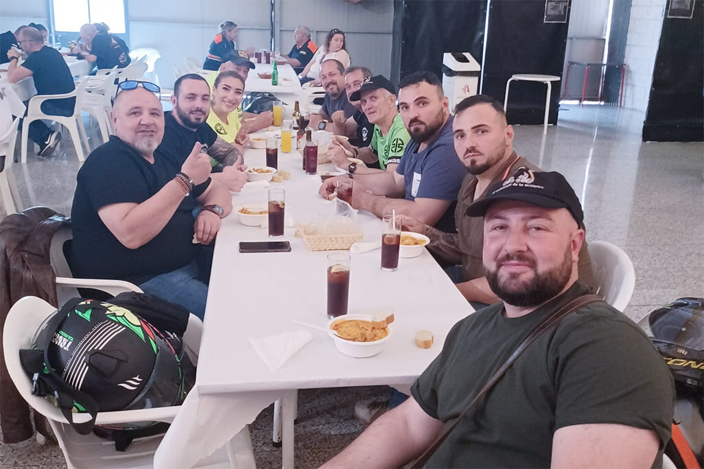 Disfrutando de la comida en Argamasilla de Calatrava