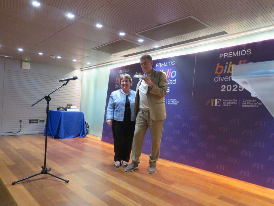 Carlos García Romeral, jefe del Área de Lectura pública de la Comunidad de Madrid, recibiendo su premio de manos de Mónica González, directora de la Narcea ediciones, tesorera de la AEM y miembro de la Comisión de Pequeños Editores