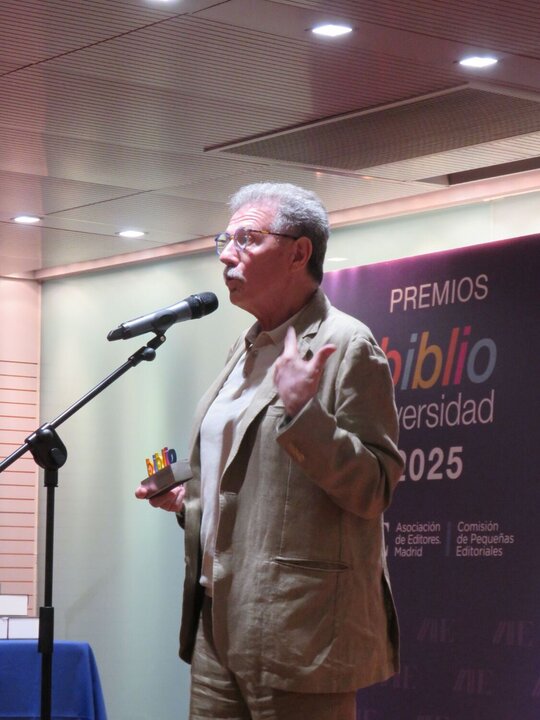 Carlos García Romeral, jefe del Área de Lectura pública de la Comunidad de Madrid, con su premio