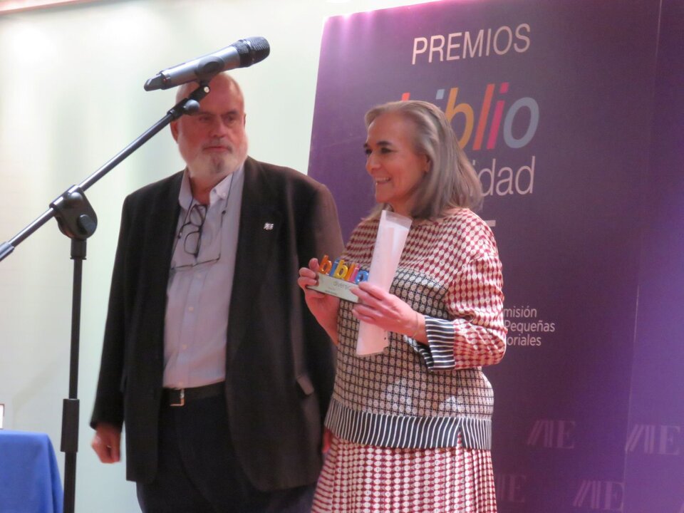Felicitas Corvillo, con su premio que le fue entregado por José María Arizcun, director de la Miraguano ediciones y miembro de la Junta Directiva de la AEM