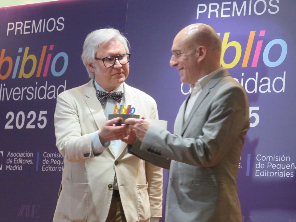 Antonio Gárate, con su premio, entregado por Javier Jiménez, director de Fórcola ediciones, miembro de la Junta Directiva y de la Comisión de Pequeños Editores