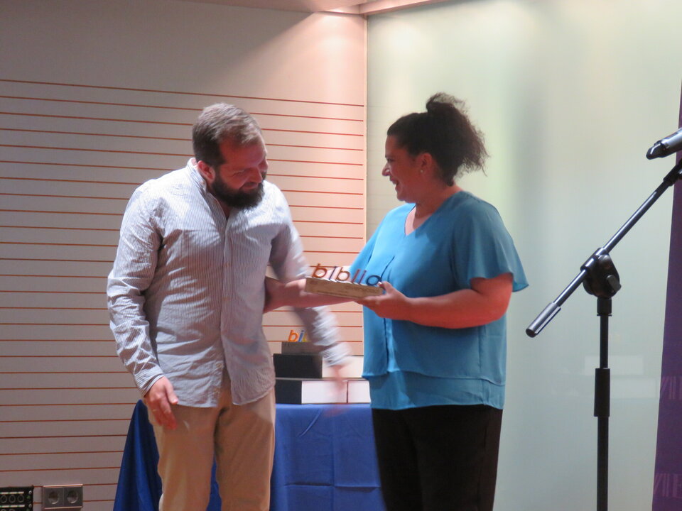 Carolina Méndez Nieto, presidenta de la Asociación y librera de la Cuesta de Moyano, recibe su premio de manos de Javier Alcázar, director de Editorial Lecturia y miembro de la Comisión de Pequeños Editores