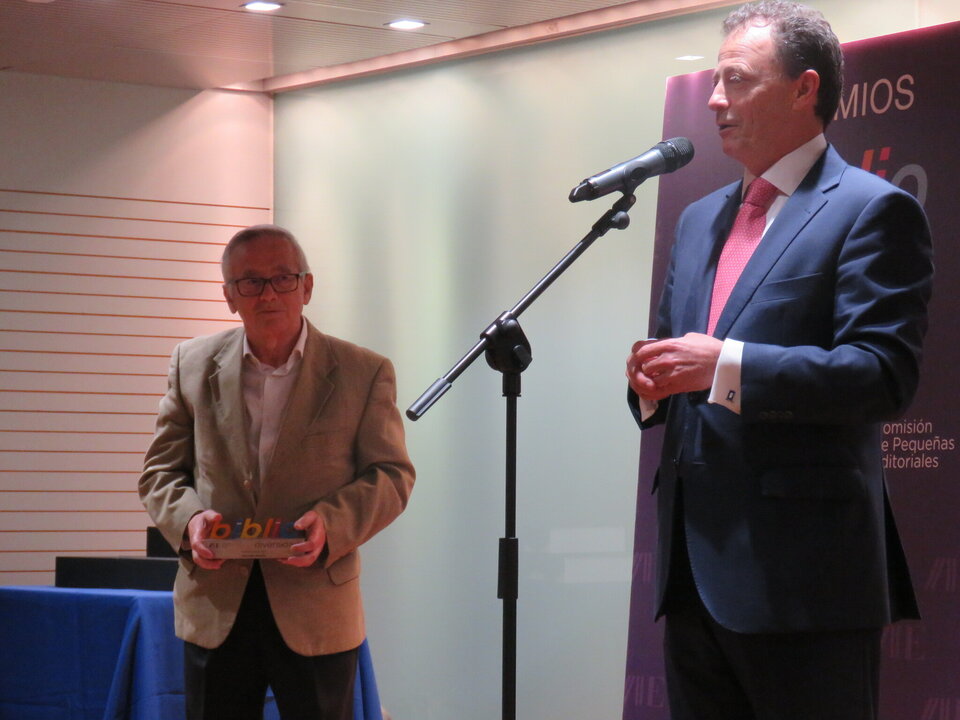 Paulo Cosin, director de Ediciones Morata, junto a Manuel González, presidente de la AEM, que le hizo entrega del premio de Honor a Ediciones Morata