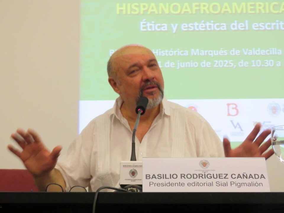 Basilio Rodríguez Cañada, presidente del Grupo Editorial Sial Pigmalión durante la presentación de las IX JORNADAS DE LITERATURAS HISPANOAFROAMERICANAS. Ética y estética del escritor