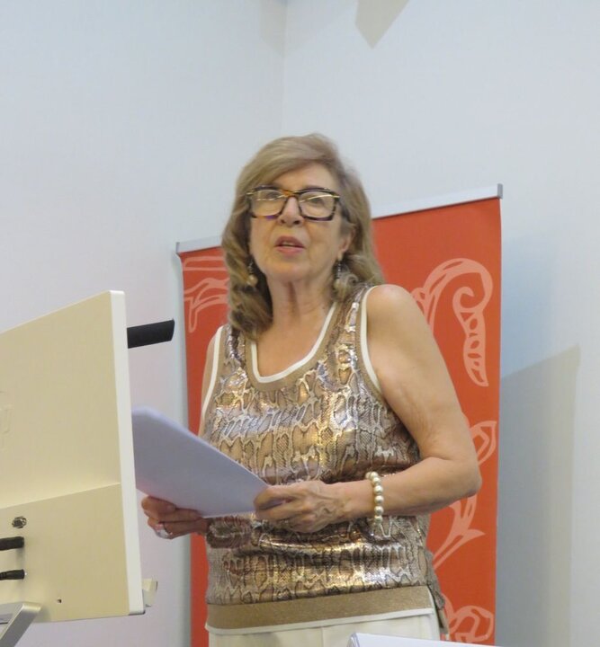 Antonia García de León profesora de la Universidad Complutense de Madrid, escritora y poeta, que presentó y moderó las tres mesas redondas “Creadoras de España y de América”