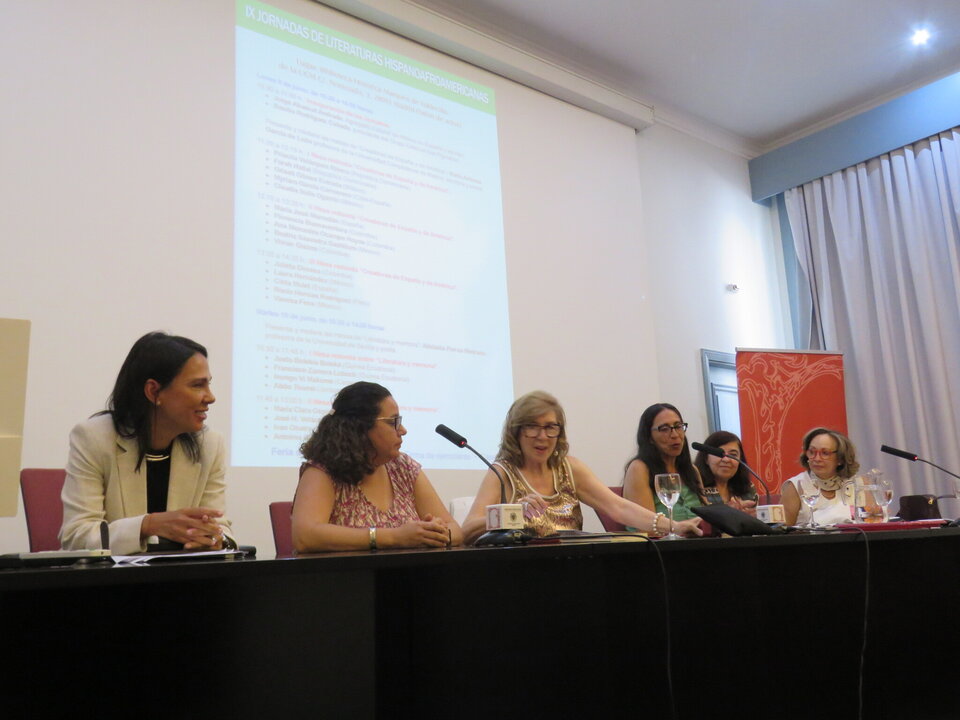I Mesa redonda. De izquierda a derecha: Priscila Velázquez Rivera (República Dominicana);  Farah Hallal (República Dominicana); Maria Antonia García de León; Grisell Gómez Estrada( México); Myriam García Carromero (Chile-España) y Claudia Leonora Solís Ogarrio (México)