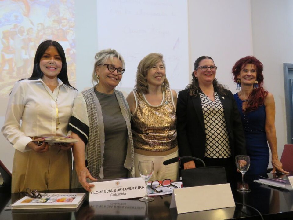 II Mesa redonda. De izquierda a derecha: Vivian Giaimo (Colombia); Florencia Buenaventura (Colombia); Maria Antonia García de León; Beatriz Saavedra Gastélum (México) y Maria José Marrodán (España)