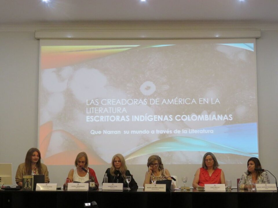 II Mesa redonda. De izquierda a derecha: Julieta Deossa (Colombia); Laura Hernández (México);  Vanesa Fens (México); Maria Antonia García de León; Cinta Mulet (España) y Rocío Hervías Rodríguez (Perú)