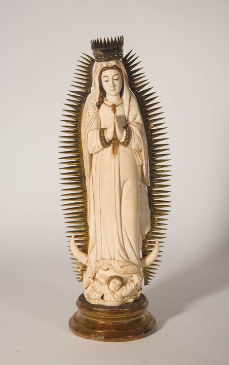 Virgen de Guadalupe Taller hispanofilipino Marfil policromado y latón Siglo XVIII Madrid, Museo Arqueológico Nacional