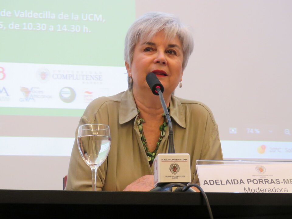 Adelaida Porras-Medrano, profesora de la Universidad de Sevilla y poeta, que presentó y moderó las tres mesas redondas celebradas sobre “Literatura y memoria”