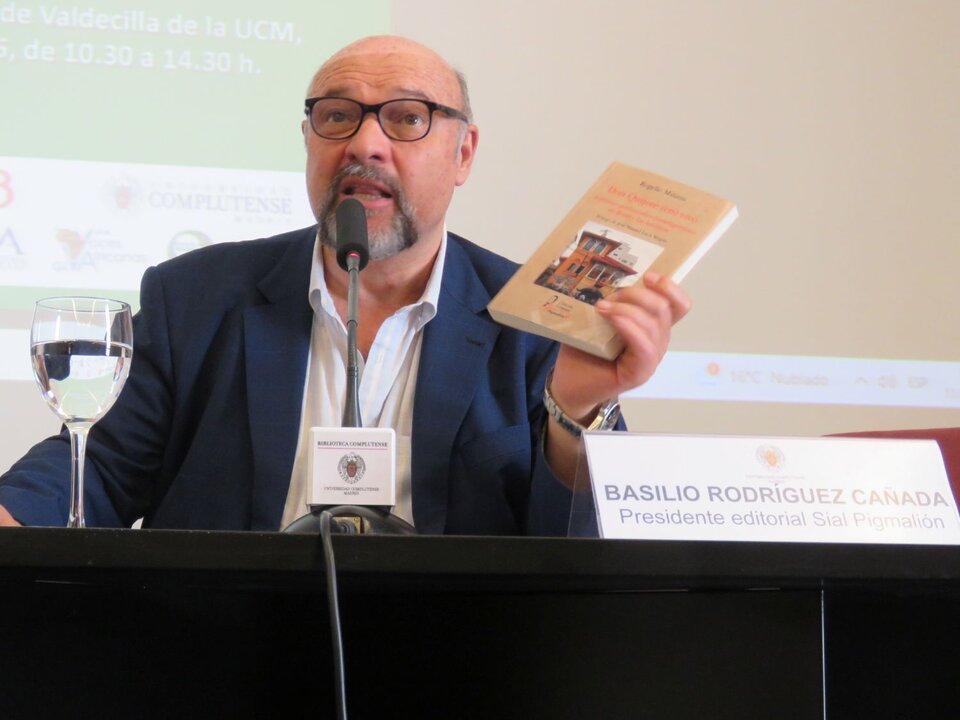 La I Mesa redonda sobre “El cervantismo social en el siglo XXI: Don Quijote (en) vivo”, presentada y coordinada por Basilio Rodríguez Cañada, presidente del Grupo Editorial Sial Pigmalión