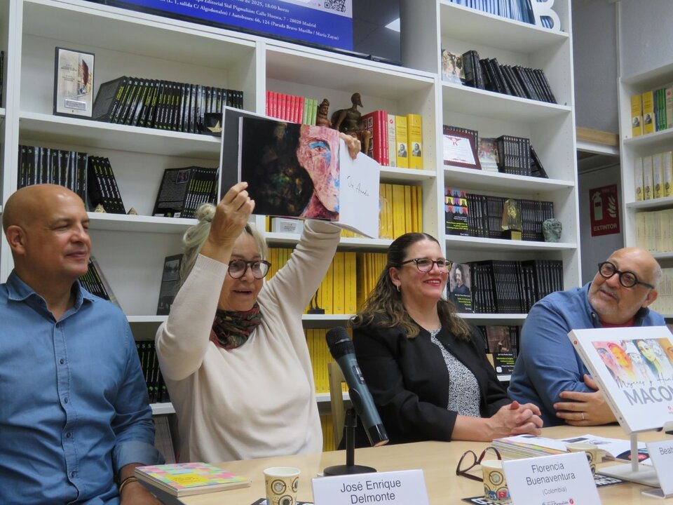 La escritora colombiana Florencia Buenaventura, durante su intervención, exhibiendo una lámina de su libro Macondo