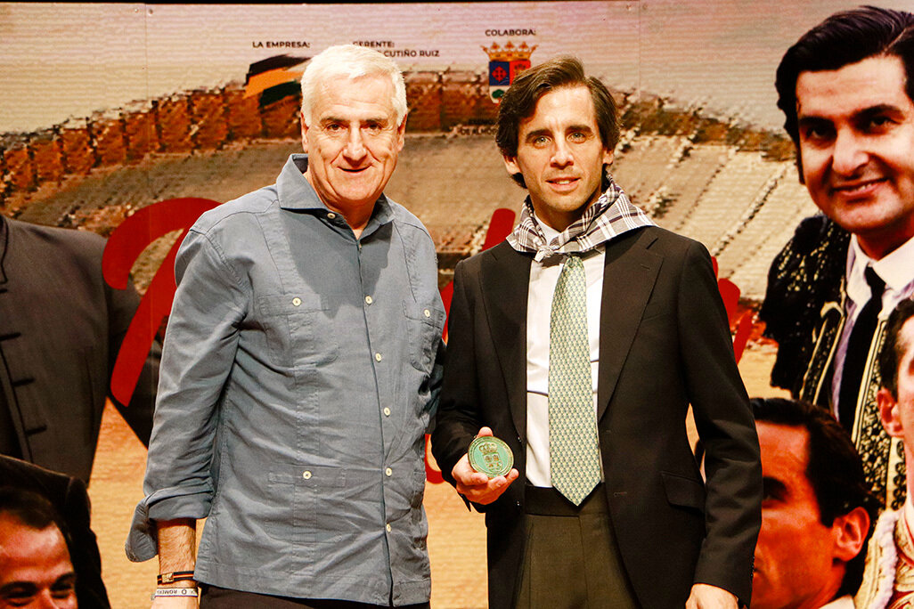 El alcalde, José Lozano y el diestro sevillano, que sustiene la Medalla de la Ciudad que recibió en el Teatro Municipal