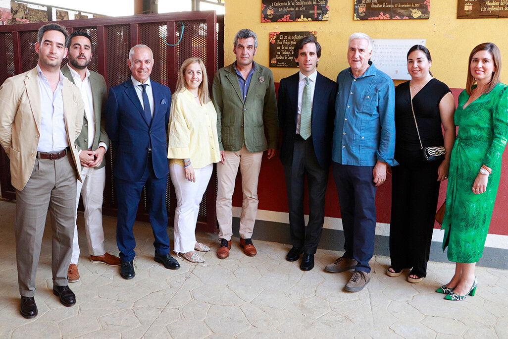 Posado de autoridades y otros invitados junto a Juan Ortega, tras descubrir la placa que inmortaliza la faena del 20 de septiembre de 2024