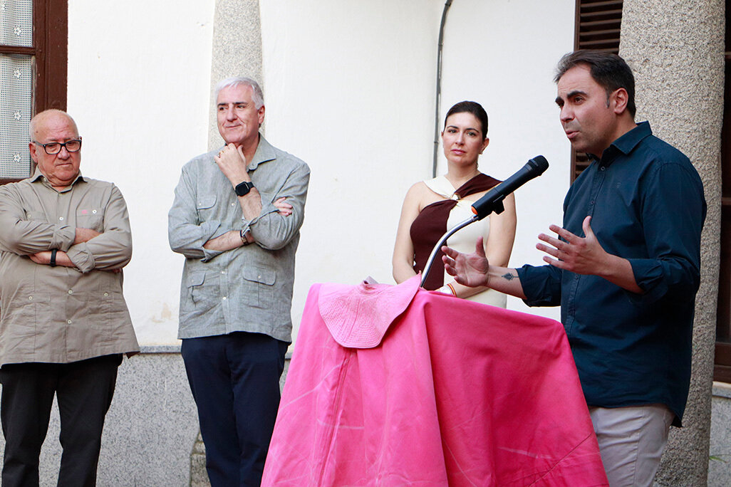 Ramos, a la derecha, interveniendo en presencia del presidente del Club Taurino _Almodóvar_, el alcalde y la edil de Cultura