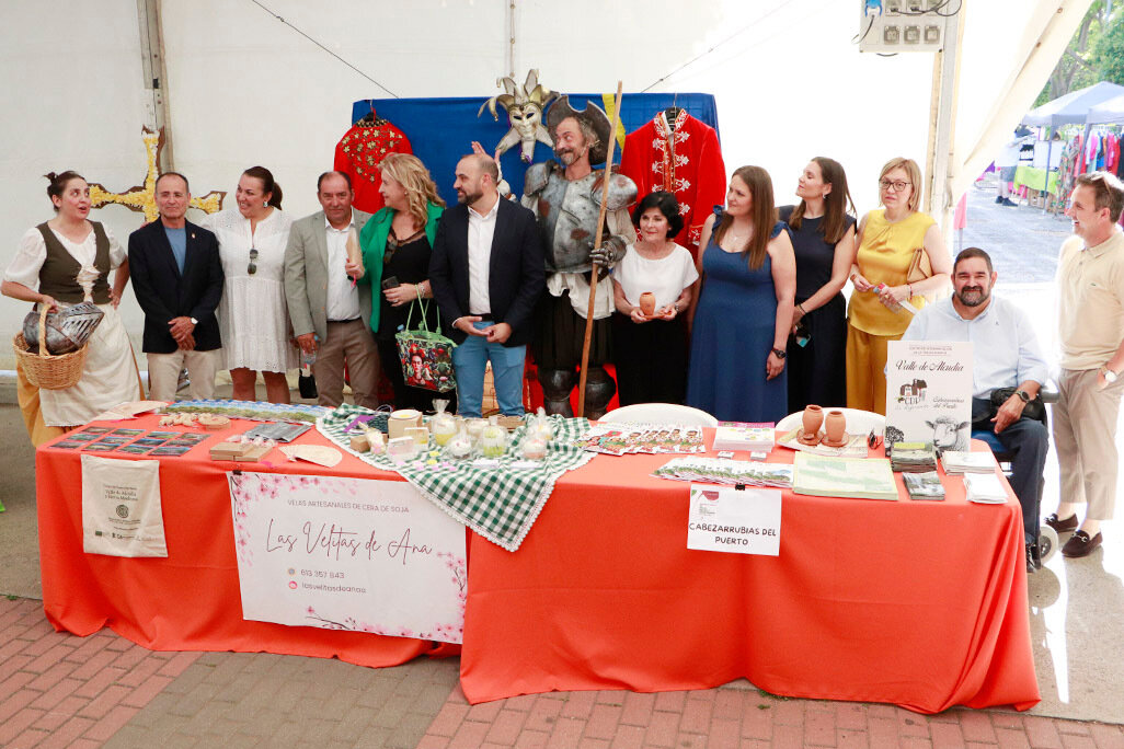Don Quijote y Dulcinea irrumpieron en la visita institucional al stand de Cabezarrubias del Puerto