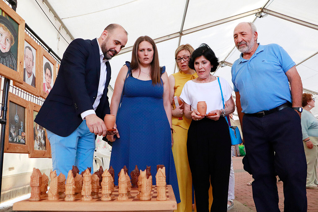 El virtuosismo del tallado artesanal en madera causó admiración