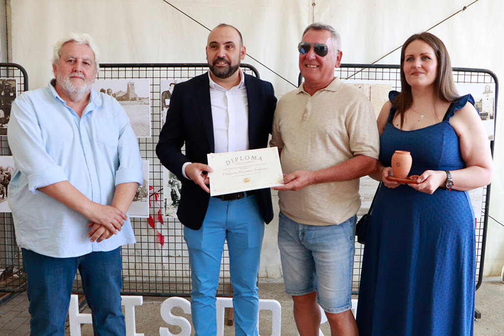 Entrega de diploma de certamen fotográfico
