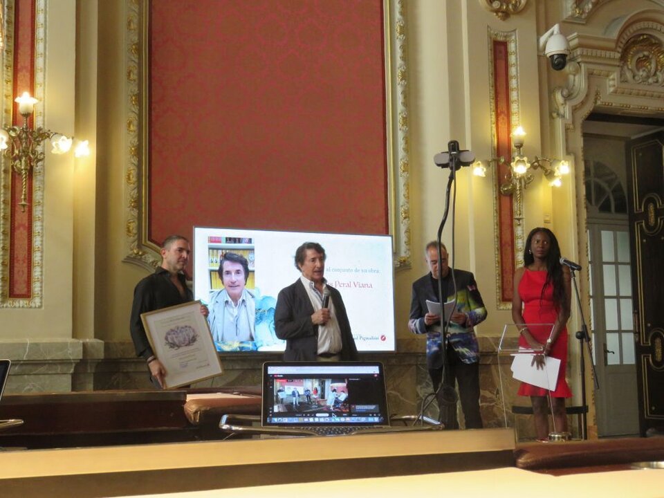 Con el micrófono, Jesús Peral Viana, Premio al conjunto de su obra, entregado por Alberto de la Torre Mayado, diplomado en Biología Celular, Bioquímica, Metabolismo y ciclo vital