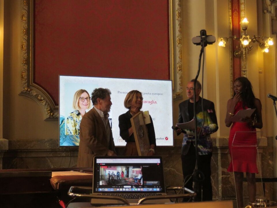 En el centro, Laura Garavaglia ,Premio a la mejor poeta europea, entregado por Vincenzo Guarracino, poeta, traductor y crítico literario y de arte
