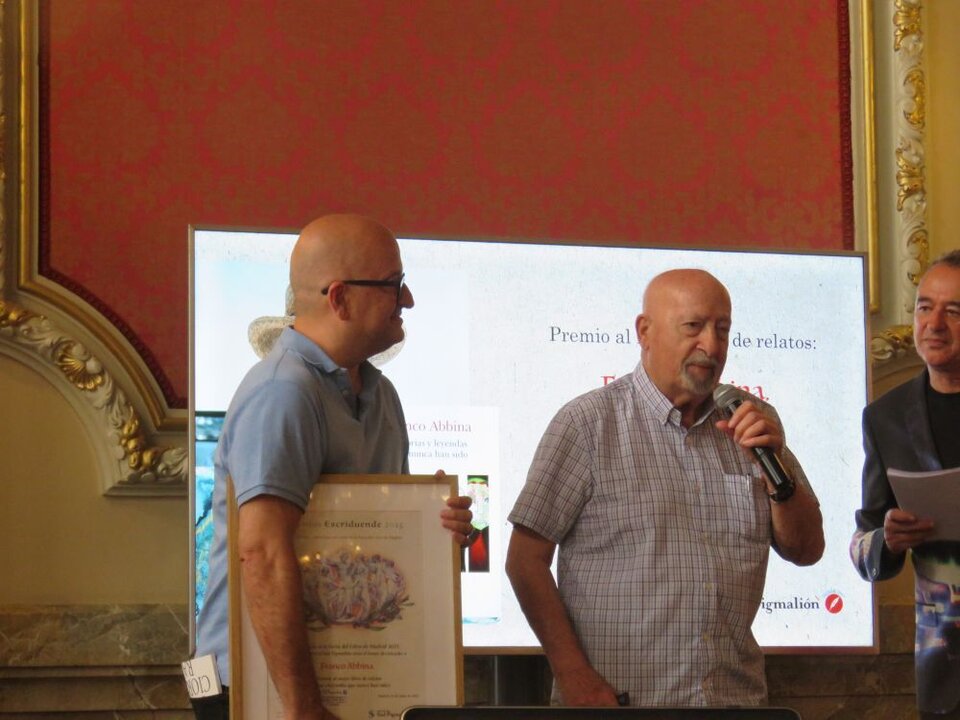 Franco Abbina , Premio al mejor libro de relatos, por su obra Historias y leyendas que nunca han sido que le fue entregado por Ernesto Ciorra, director de Innovación y Sostenibilidad del Grupo Enel