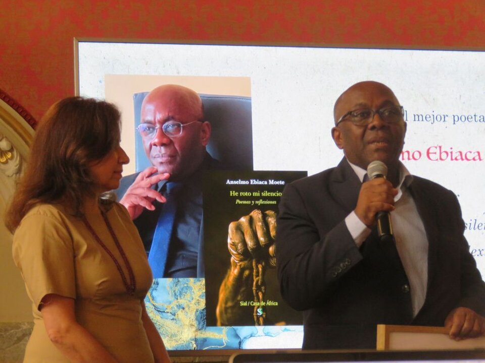 Anselmo Ebiaca Moete , Premio al mejor poeta africano, entregado por Ana Ramos, periodista y escritora