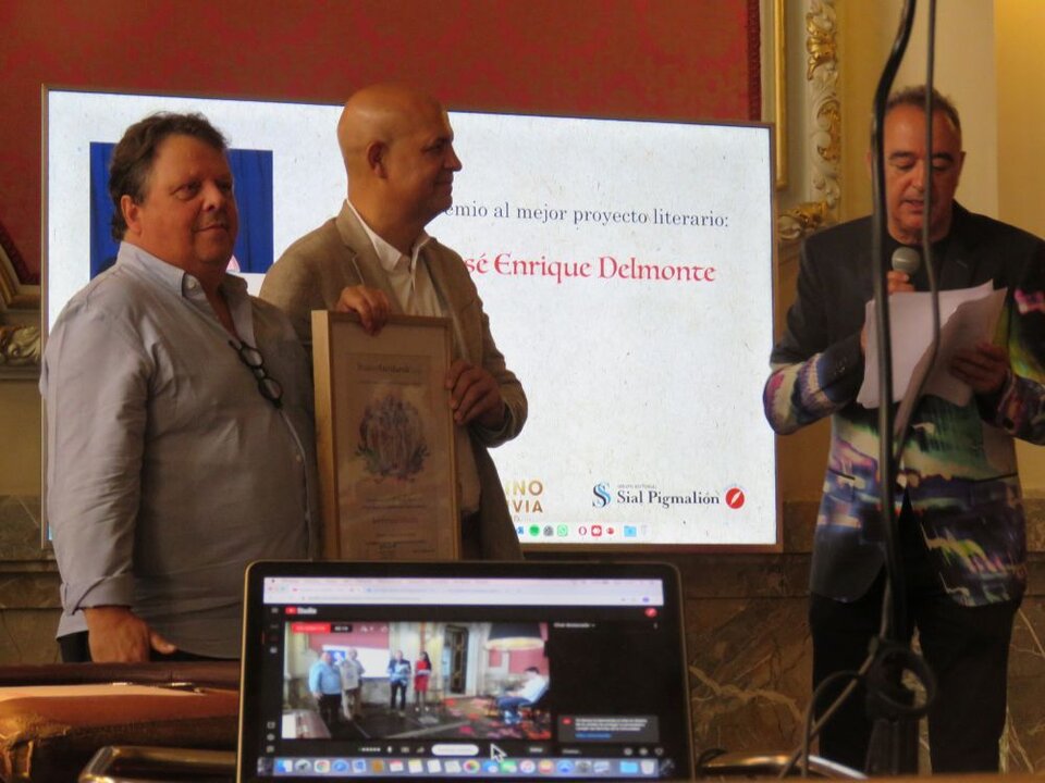 José Enrique Delmonte ,Premio al mejor proyecto literario: por La ciudad en las palabas. Arquitectos dominicanos escriben, que le entregó Felipe Haro Poniatowski, presidente de la Fundación Elena Poniatowska Amor