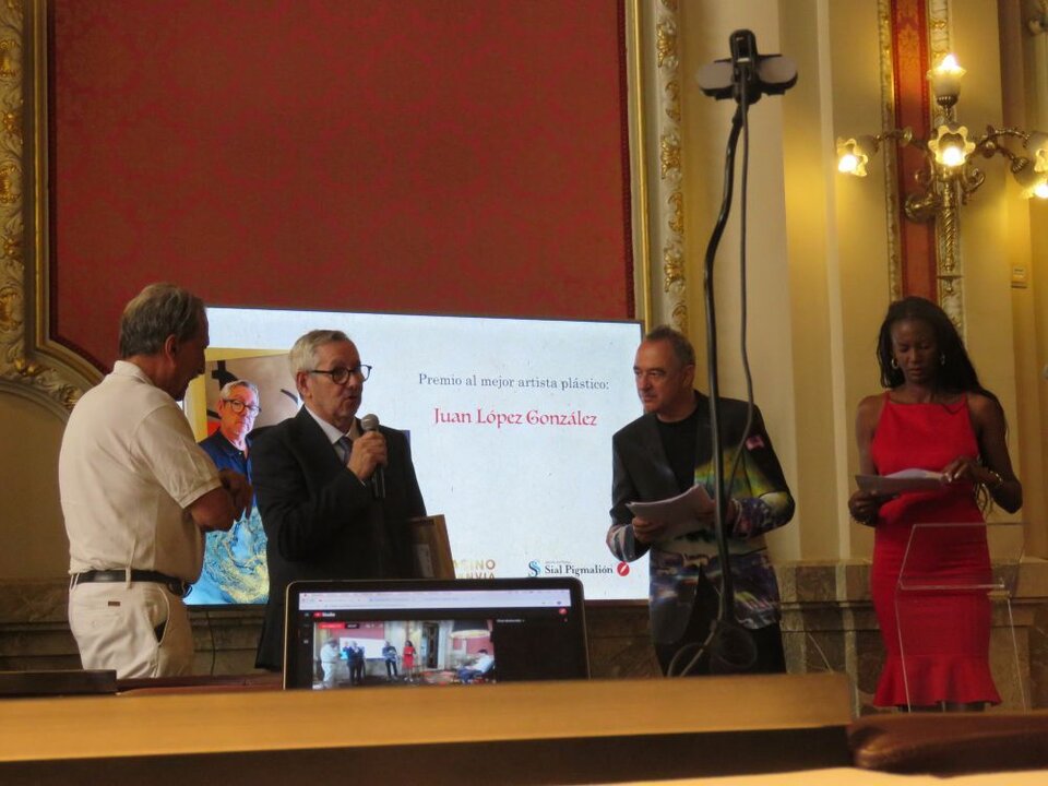 Juan López González, Premio al mejor artista plástico entregado por Vicente Araguas, profesor, crítico literario, traductor, escritor y poeta