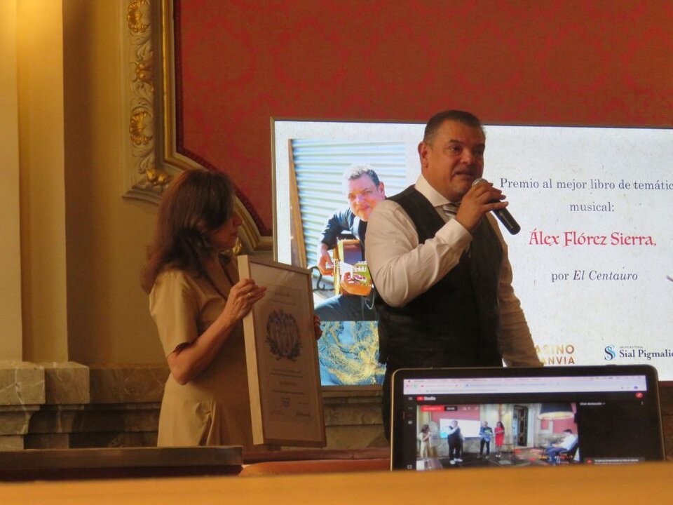Álex Flórez Sierra , Premio al mejor libro de temática musical por El Centauro, entregado por Ana Ramos, periodista y escritora