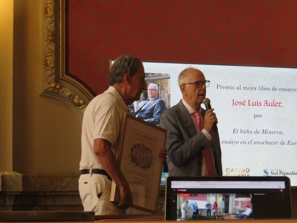 José Luis Aulet , Premio al mejor libro de ensayo por El búho de Minerva. Un ensayo en el anochecer de Europa, entregado por Vicente Araguas, profesor, crítico literario, traductor, escritor y poeta