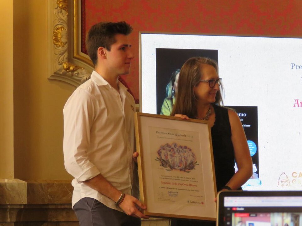 Antolina de la Paz Ortiz Moore ,Premio a la mejor novela hispanoamericana, por Azul humo, entregado por Alejandro Rodríguez Delgado, miembro de la familia Sial Pigmalión