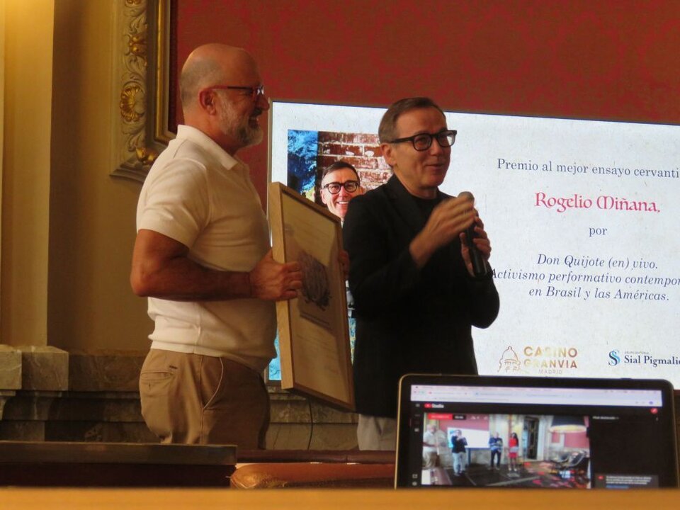 Rogelio Miñana , Premio al mejor ensayo cervantino por Don Quijote (en) vivo. Activismo performativo contemporáneo en Brasil y las Américas, traducido por Julio San Román Cazorla, entregado por José Manuel Lucía Megías, catedrático de la UCM y director de la colección Cervantes de Sial Pigmalión