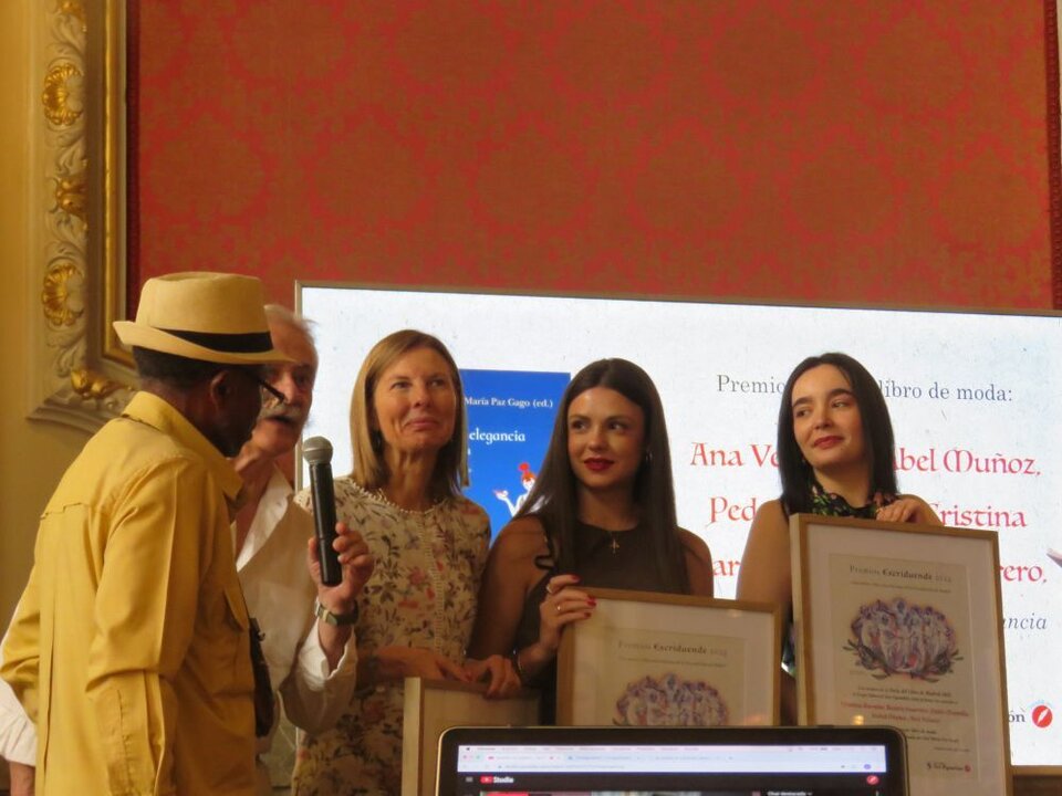 Premio al mejor libro de moda: Ana Velasco, Isabel Muñoz, Pedro Mansilla, Cristina Barreiro y Beatriz Guerrero, coautores de El estilo de la elegancia, entregado por Justo Bolekia Boleká, filólogo, novelista y poeta ecuatoguineano, académico correspondiente de la Real Academia Española en Guinea Ecuatorial