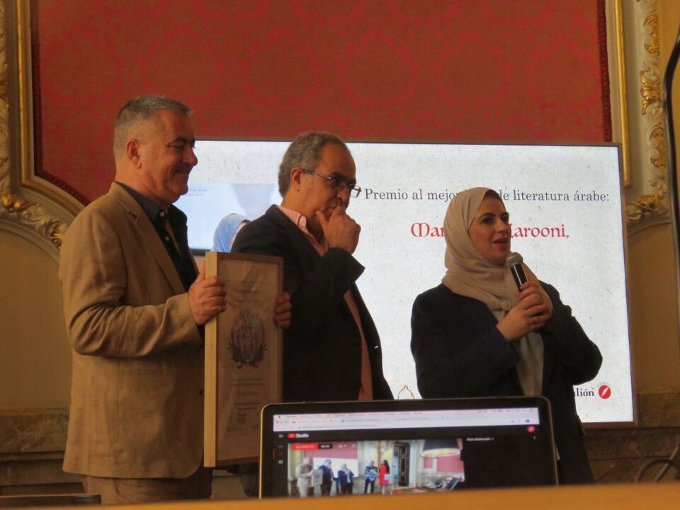 Mariam Al Zarooni , Premio al mejor libro de literatura árabe, por su poemario Ya no es importante, entregado por Abdul Hadi Sadoun, escritor, hispanista y editor
