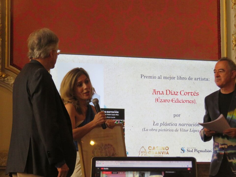 Ana Díaz Cortés , Premio al mejor libro de artista, de Ézaro Ediciones, por La plástica narración, entregado por Carlos Vásquez-Zawadzki, profesor universitario, escritor y poeta