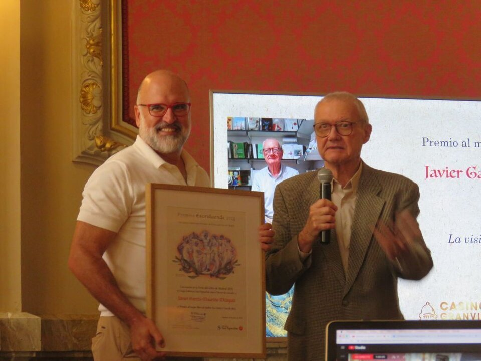 Javier García-Mauriño Múzquiz , Premio al mejor libro de teatro, por La visita y Una de dos, entregado por José Manuel Lucía Megías, catedrático de la UCM, poeta y dramaturgo