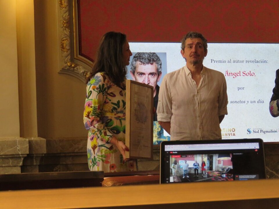 Ángel Solo,  Premio al autor revelación, entregado por Raquel Delgado López, presidenta del Grupo Editorial Sial Pigmalión