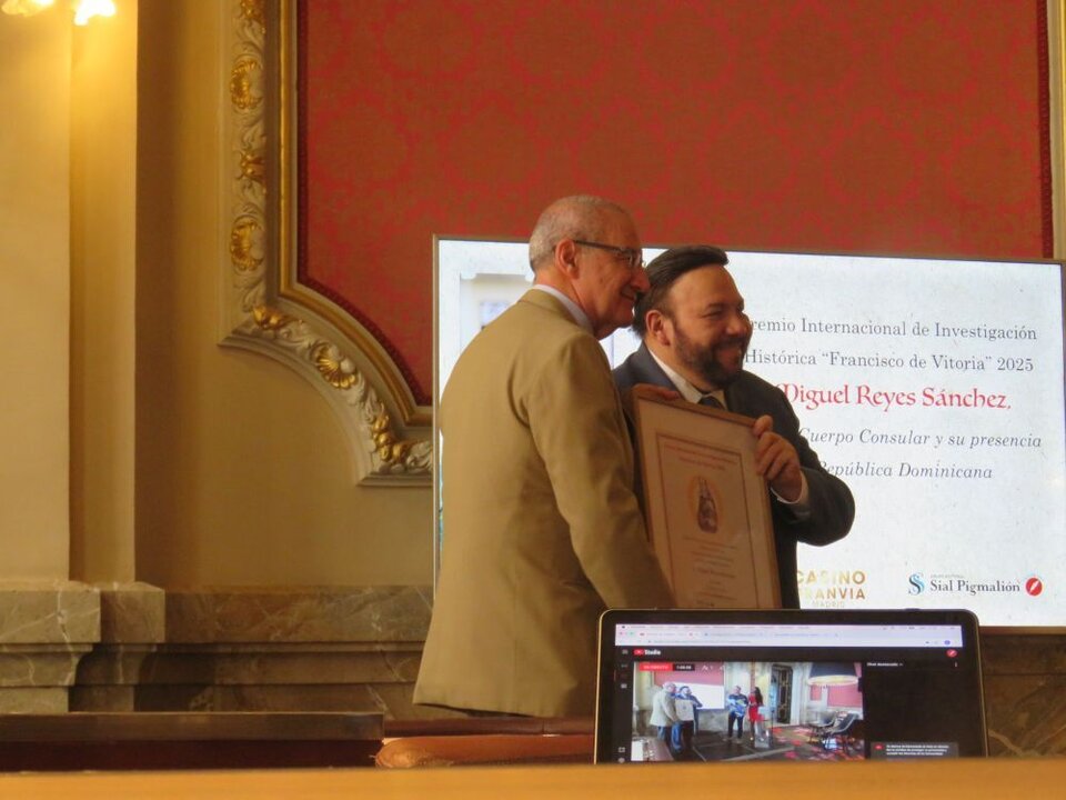 Premio Internacional de Investigación Histórica “Francisco de Vitoria” 2025 al escritor y diplomático dominicano Miguel Reyes Sánchez, por su libro El Cuerpo Consular y su presencia en República Dominicana, que le fue entregado por Feliciano Barrios Pintado, secretario de la Real Academia Española de la Historia