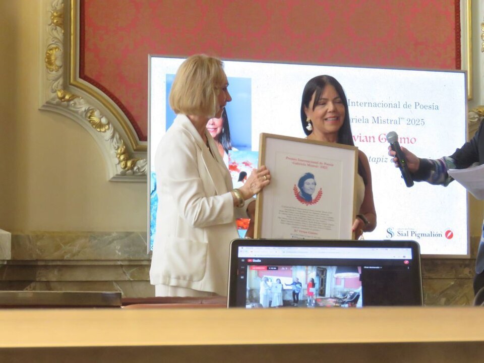 La poeta colombiana Vivian Giaimo,  Premio Internacional de Poesía “Gabriela Mistral” 2025 por su libro Sobre un tapiz de alas rojas, entregado por Laura Hernández, poeta mexicana