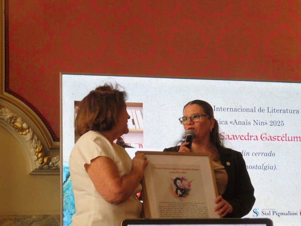 Premio Internacional de Literatura Erótica «Anaïs Nin» 2025 a la poeta mexicana Beatriz Saavedra Gastélum, por su libro Jardín cerrado (Primera nostalgia), que le entregó Ángeles Castillo Núñez, escritora y traductora
