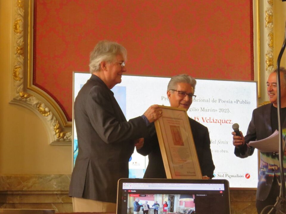 Premio Internacional de Poesía «Publio Virgilio Marón» 2025 al médico ginecólogo y escritor José H. Velázquez, por su libro Memorias del fénix y el conjunto de su obra, entregado por Carlos Vásquez-Zawadzki, profesor universitario, escritor y poeta