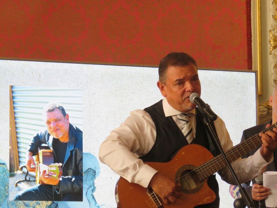 El cantante colombiano Alex Flórez durante su actuación