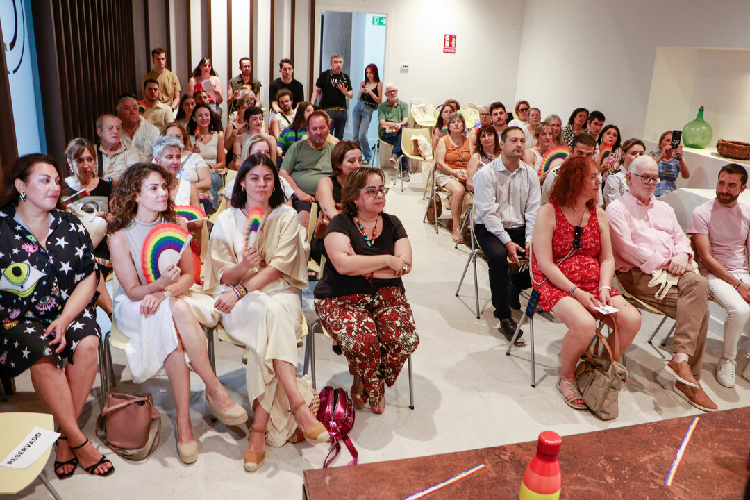 Público que siguió el acto ayer tarde en el Espacio Cultural _La Bodega_