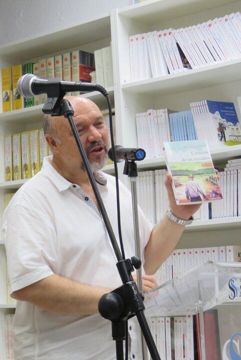 Basilio Rodríguez Cañada, presidente del Grupo Editorial Sial Pigmalión, con el libro presentado