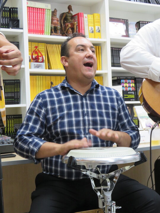 Daniel Calderón, -percusión-